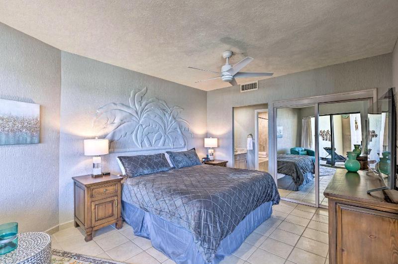 Walk to Beach: Oceanfront Rocky Point Condo - image 10