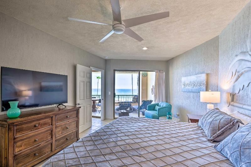 Walk to Beach: Oceanfront Rocky Point Condo - image 21