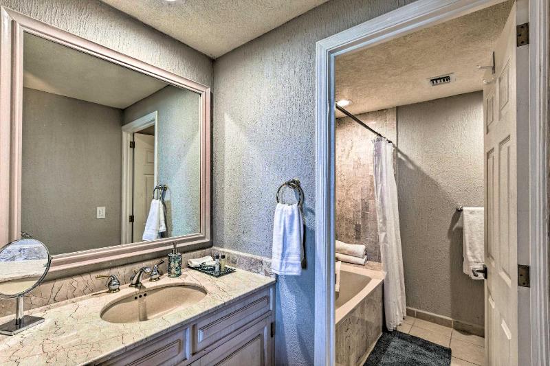 Walk to Beach: Oceanfront Rocky Point Condo - image 25