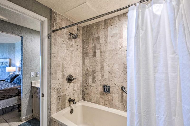Walk to Beach: Oceanfront Rocky Point Condo - image 24