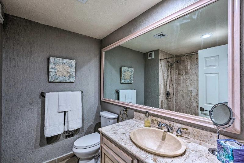 Walk to Beach: Oceanfront Rocky Point Condo - image 9