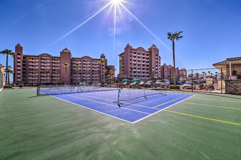 Walk to Beach: Oceanfront Rocky Point Condo - image 7