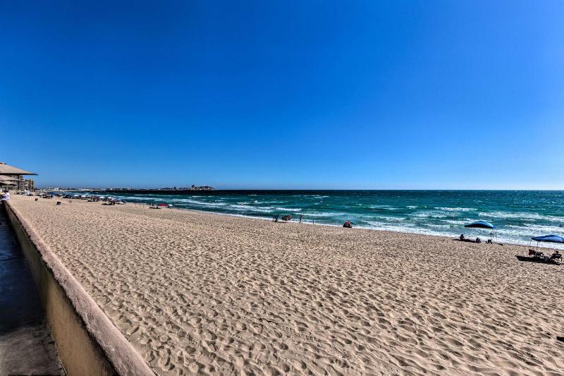 Walk to Beach: Oceanfront Rocky Point Condo - image 27