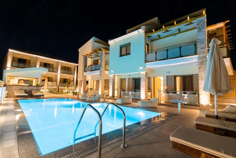 Double Room with Pool View image 2