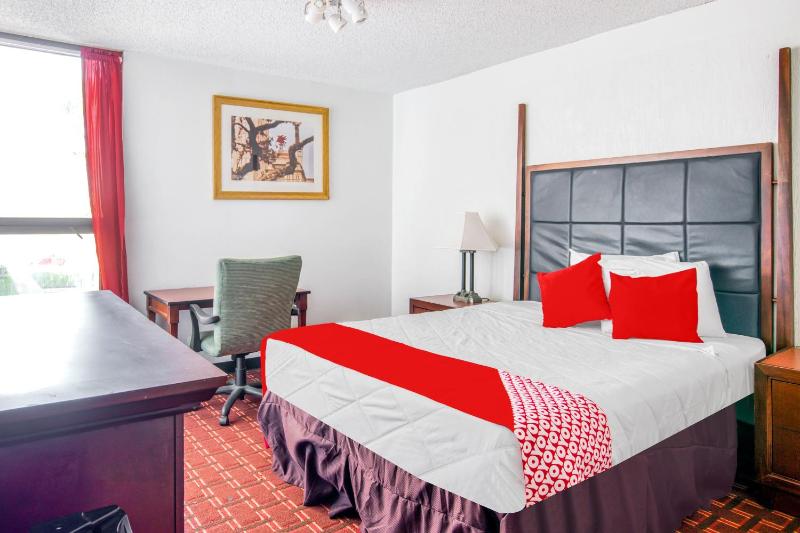 Queen Room image 2