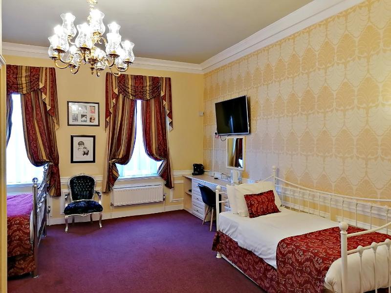 Deluxe Family Room image 3