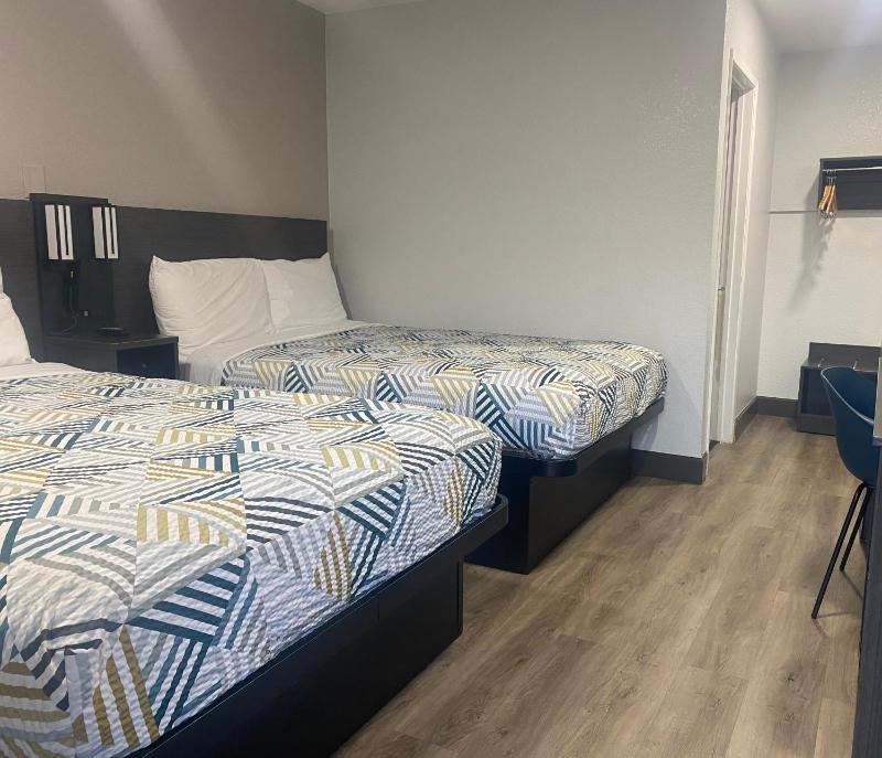 Double Room with Two Double Beds and Mini Fridge - Smoking image 3