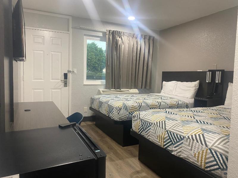 Double Room with Two Double Beds and Mini Fridge - Smoking image 2