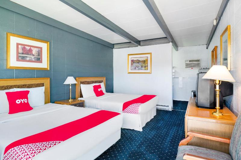 Queen Room with Two Queen Beds image 3