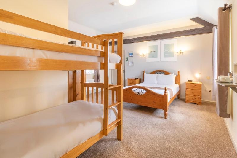 Standard Quadruple Room image 1