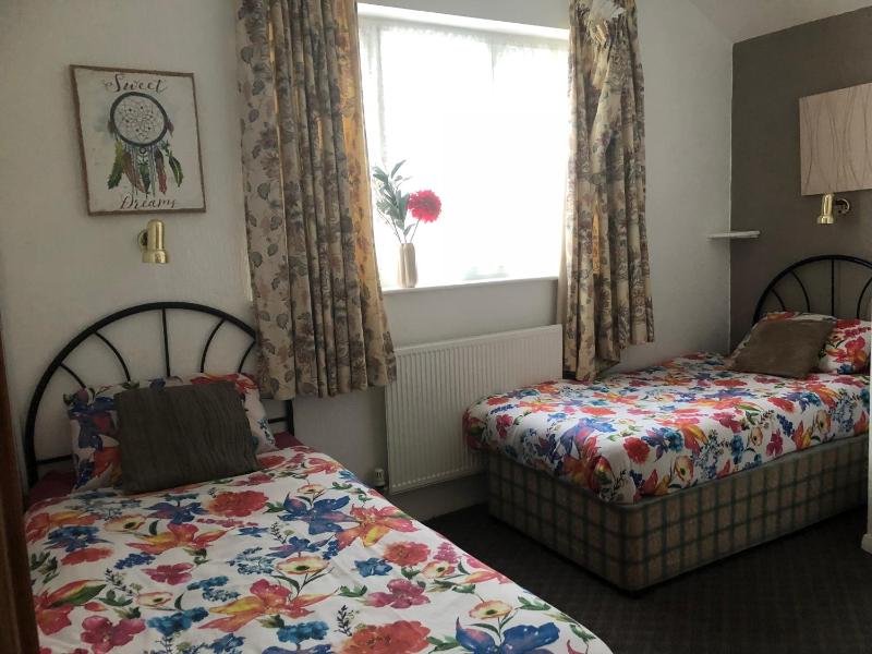 Twin Room image 2