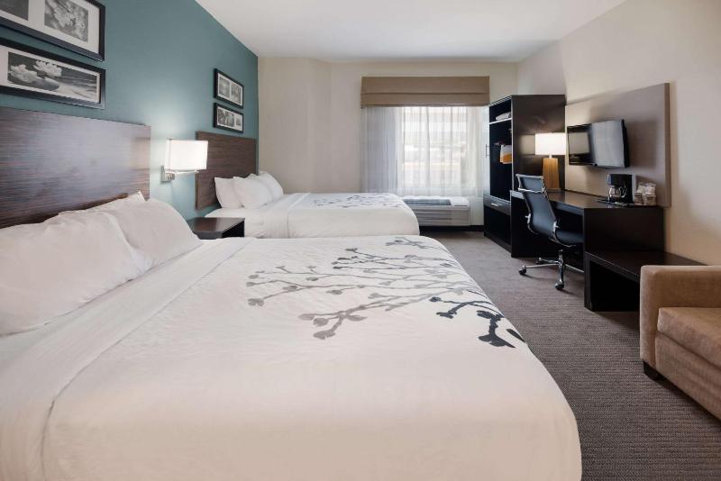 Queen Room with Two Queen Beds - Non-Smoking image 2