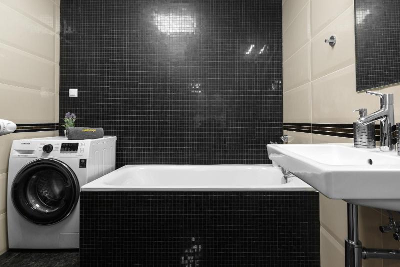 One-bedroom Premium Apartment with Bath image 2