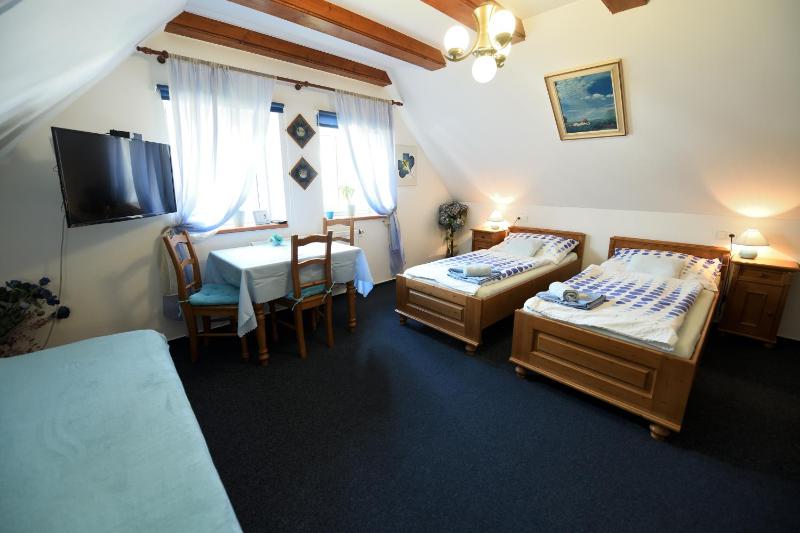 Superior Triple Room image 4