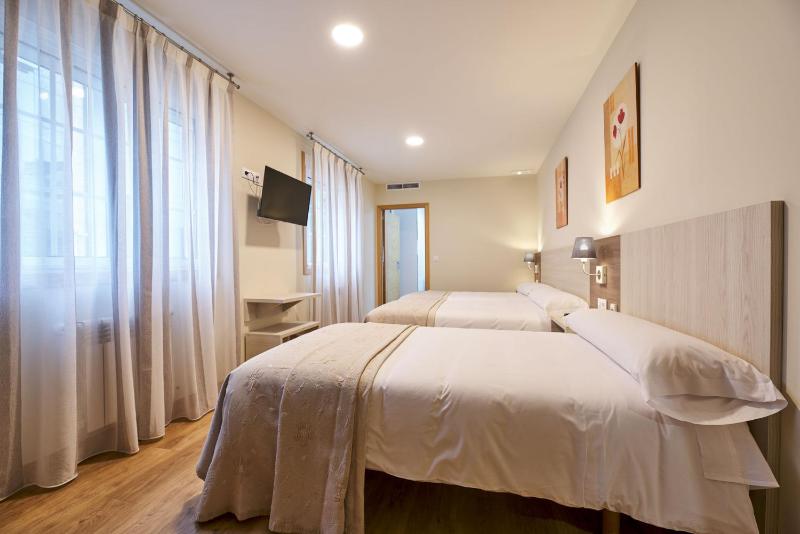 Standard Triple Room image 2