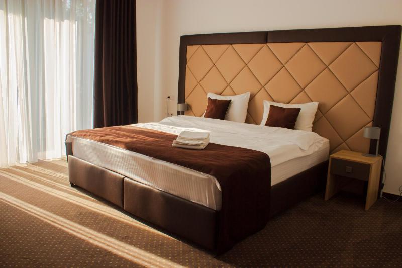 Standard King Room image 3