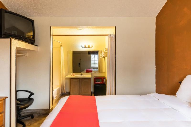 Queen Room image 2