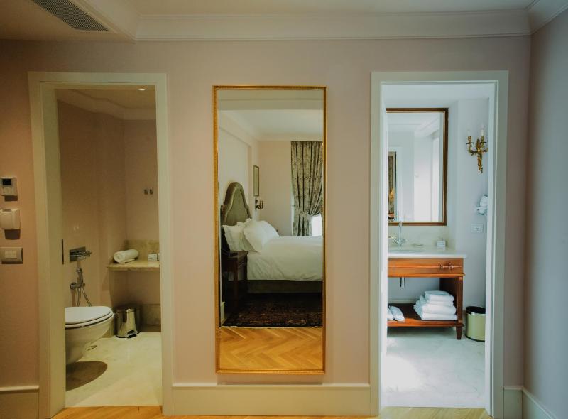 Deluxe Double Room with Balcony image 3