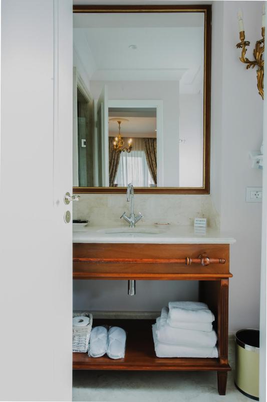Deluxe Double Room with Balcony image 2