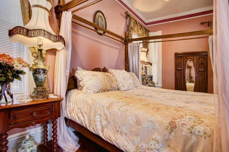 Lincoln Queen Room 2 image 4