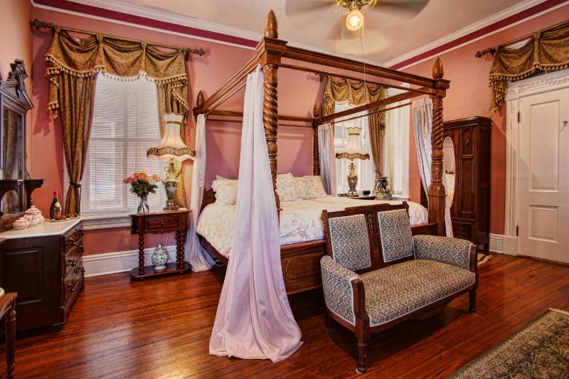 Lincoln Queen Room 2 image 3