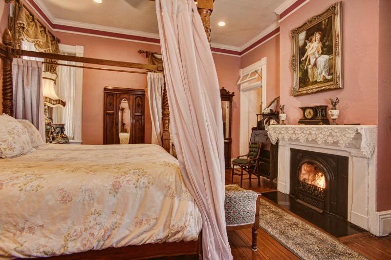 Lincoln Queen Room 2 image 2