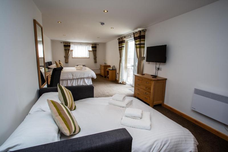 Deluxe Quadruple Room image 1
