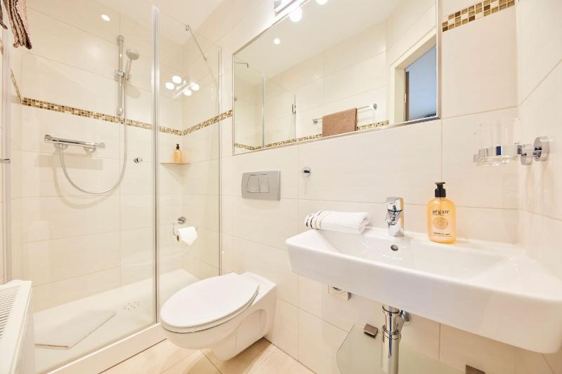 Double Room with Balcony image 4