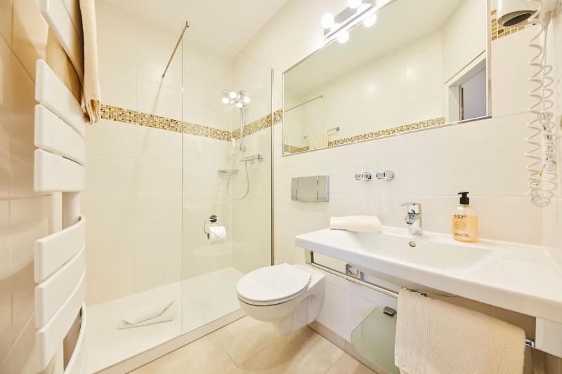 Deluxe Double Room image 2