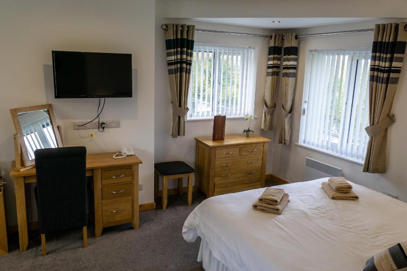 Deluxe Triple Room image 3