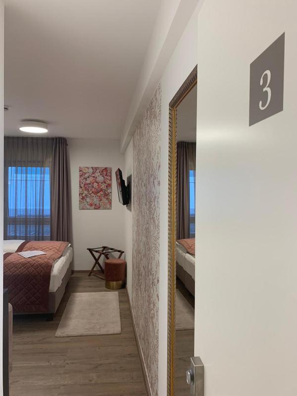 Double Room image 3
