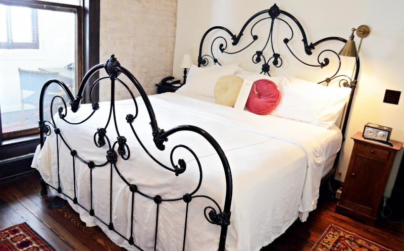 Queen Suite image 2
