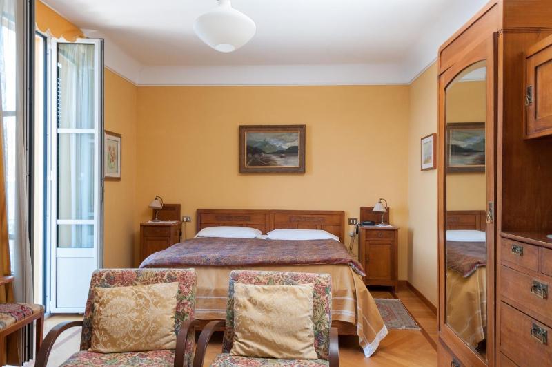 Superior Double Room with Lake View image 3