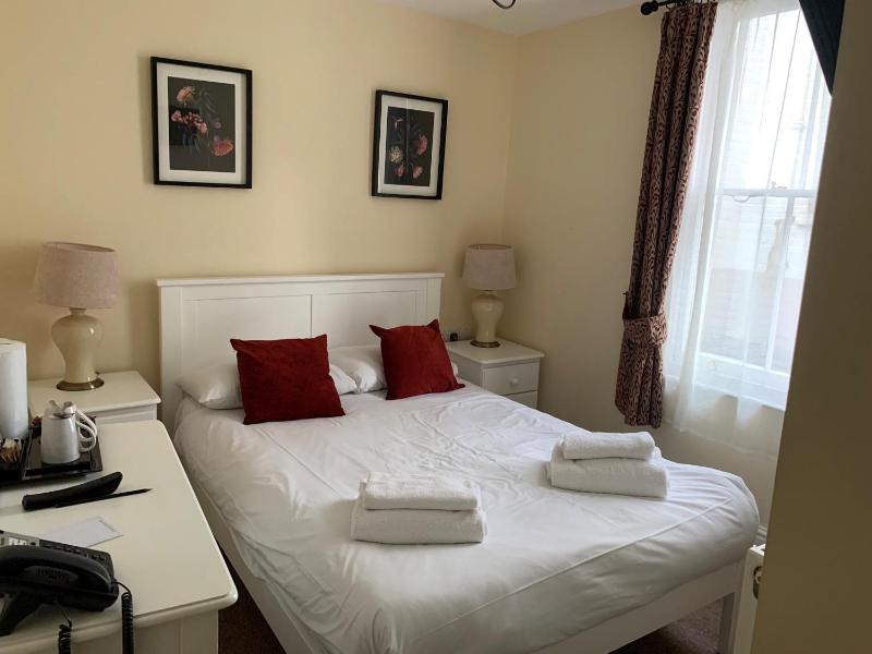 Small Double Room image 4