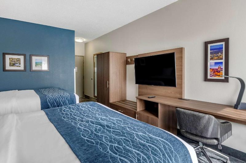 Queen Room with Two Queen Beds - Non-Smoking image 2