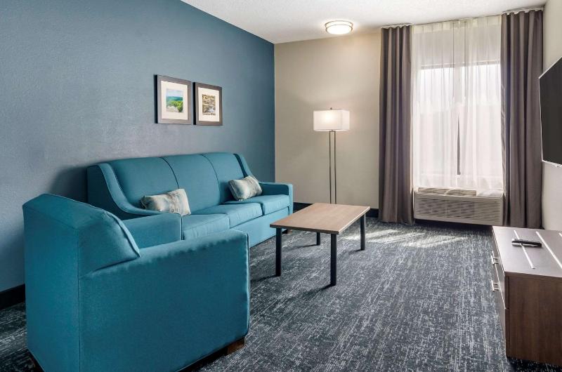 Queen Suite with Two Queen Beds - Non-Smoking image 3