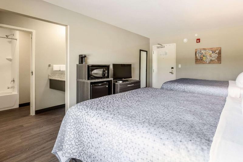 Standard Queen Room with Two Queen Beds - Non-Smoking image 3