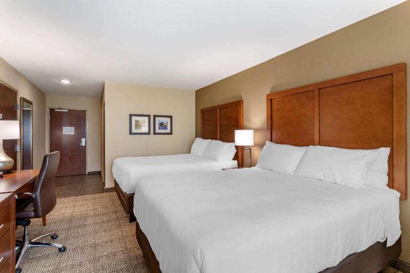 Standard Queen Room with Two Queen Beds - Non-Smoking image 4