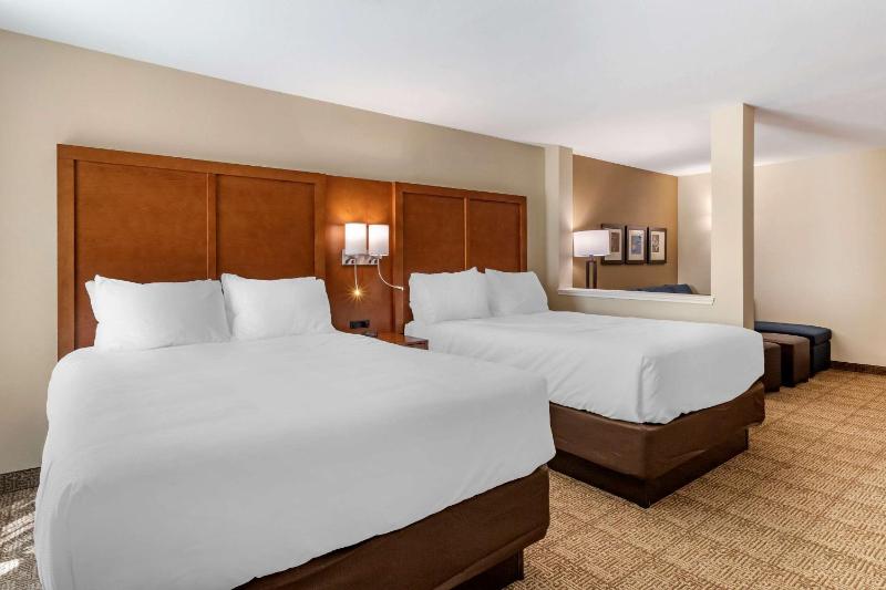Queen Suite with Two Queen Beds and Sofa Bed - Non-Smoking image 4