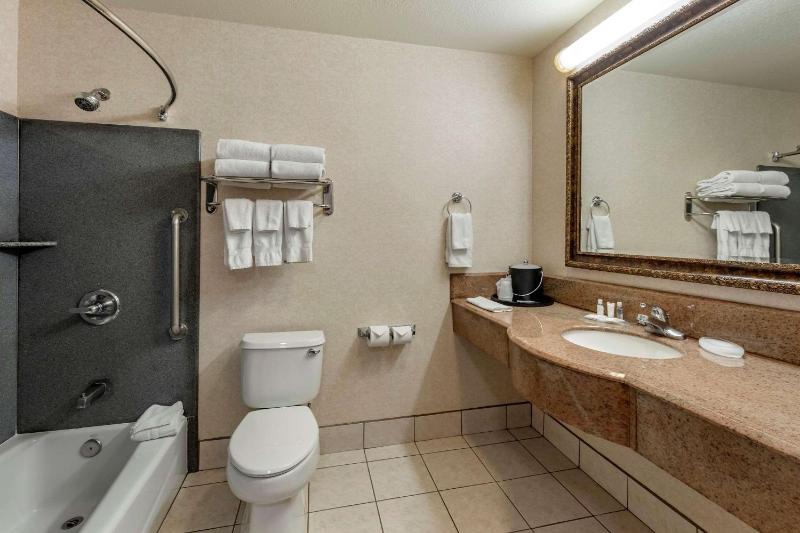 Suite, 1 King Bed with Recliner image 2