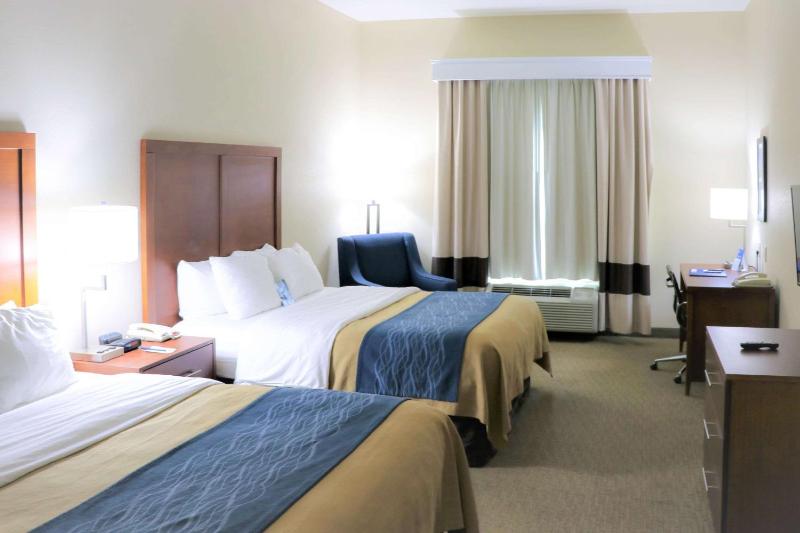 Queen Room with Two Queen Beds - Non-Smoking image 3