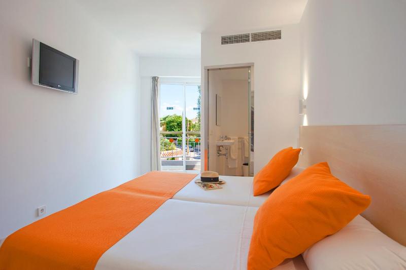 Standard Double Room image 4