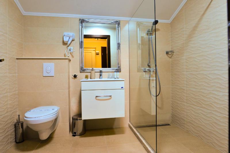 Queen Room with Balcony image 4