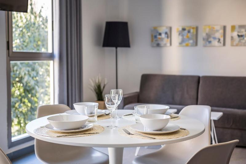 One-Bedroom Apartment Twin Beds image 2