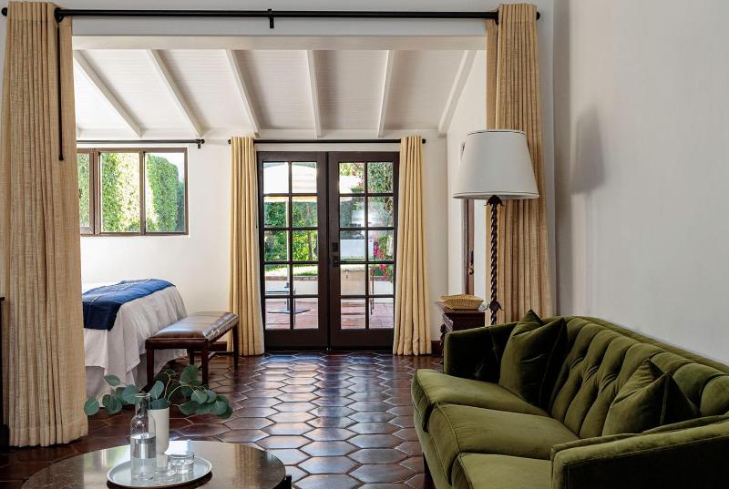 Superior King Room image 2