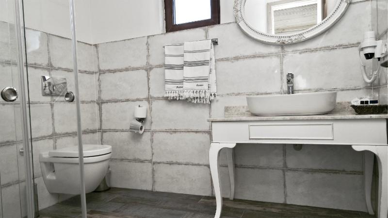 Standard Twin Room image 3