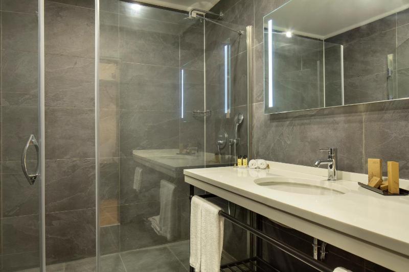 Superior King Room image 2