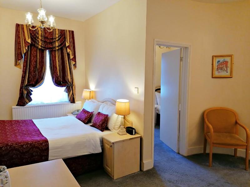 Deluxe Family Room image 1