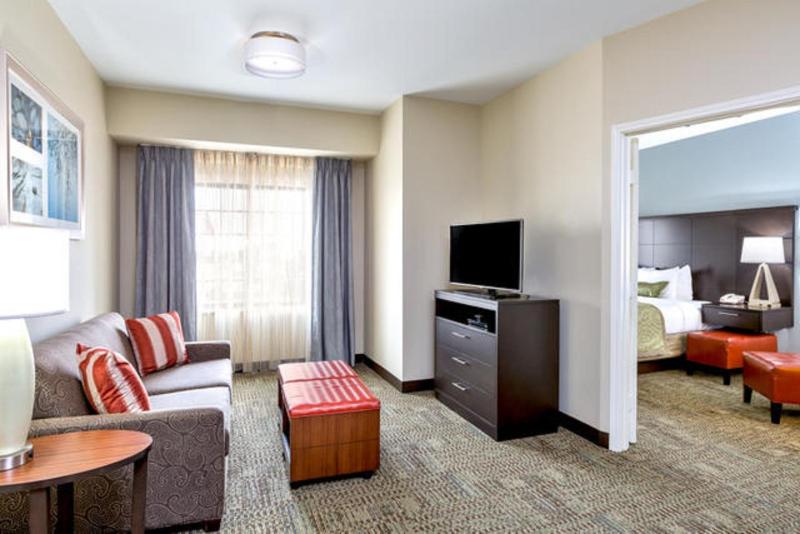 Two Bedroom Suite with One Queen Bed and Two Double Beds - Non-Smoking image 3