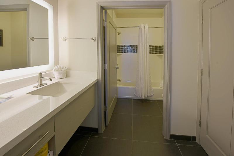 Two-Bedroom Suite with One King and Two Queen Beds image 2